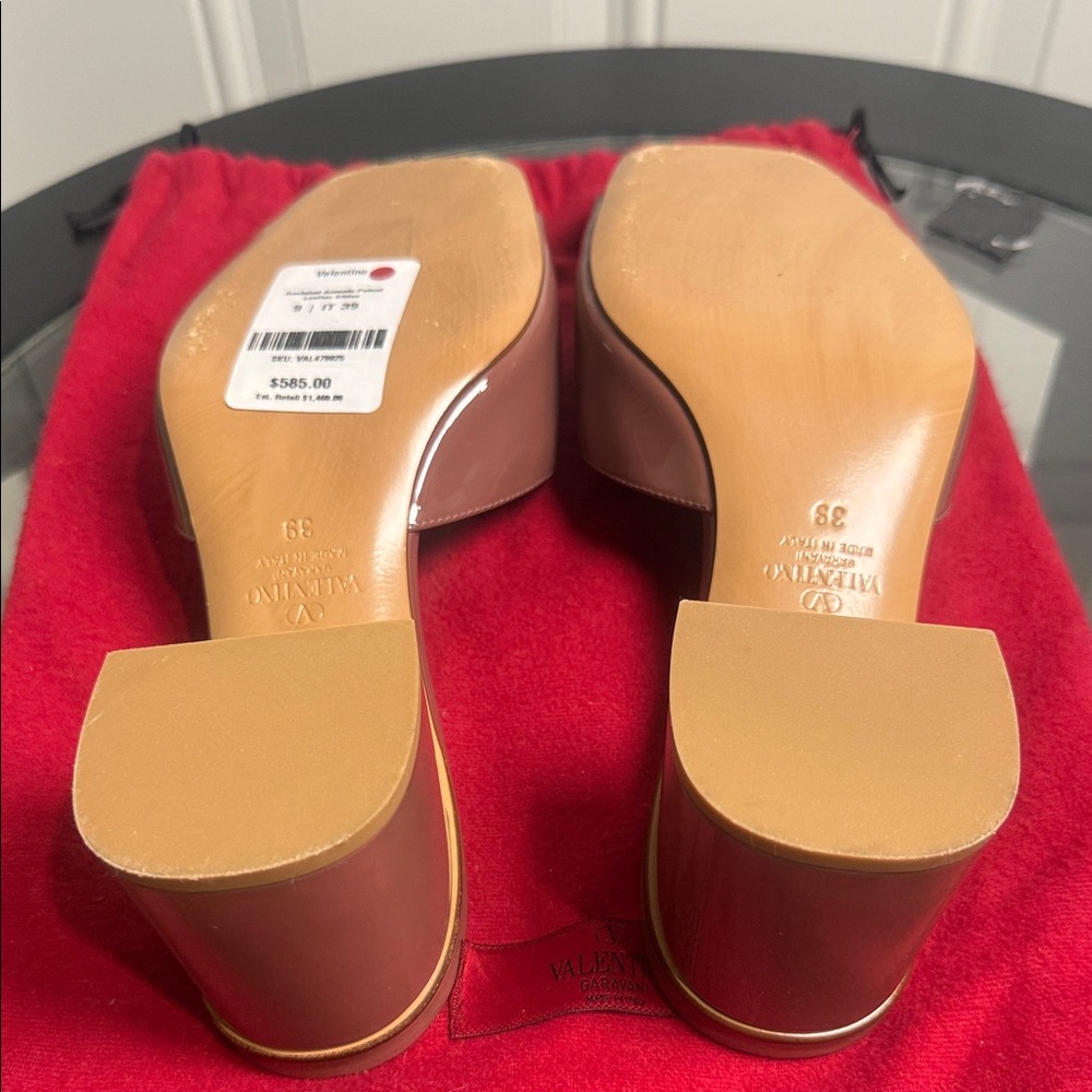 VALENTINO VLOGO 60 PATENT SANDAL 
Size: 39 EU (fits US 8.5 – 9) - Picture 5 of 9
